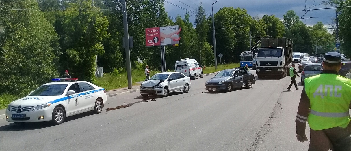 Одного за другим увезли на скорой: авто с детьми попал в ДТП в Ярославле