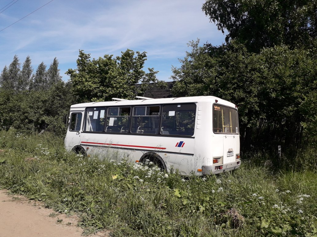 Пассажиров раскидало по салону: автобус вылетел с дороги под Ярославлем