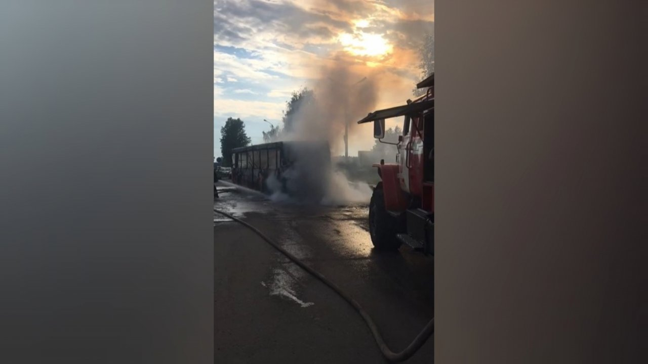 Дым в салоне и битые стекла: в Ярославле автобус выгорел дотла. Видео