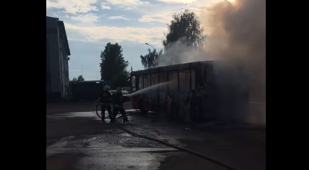 В Ярославле дотла сгорел пассажирский автобус: видео