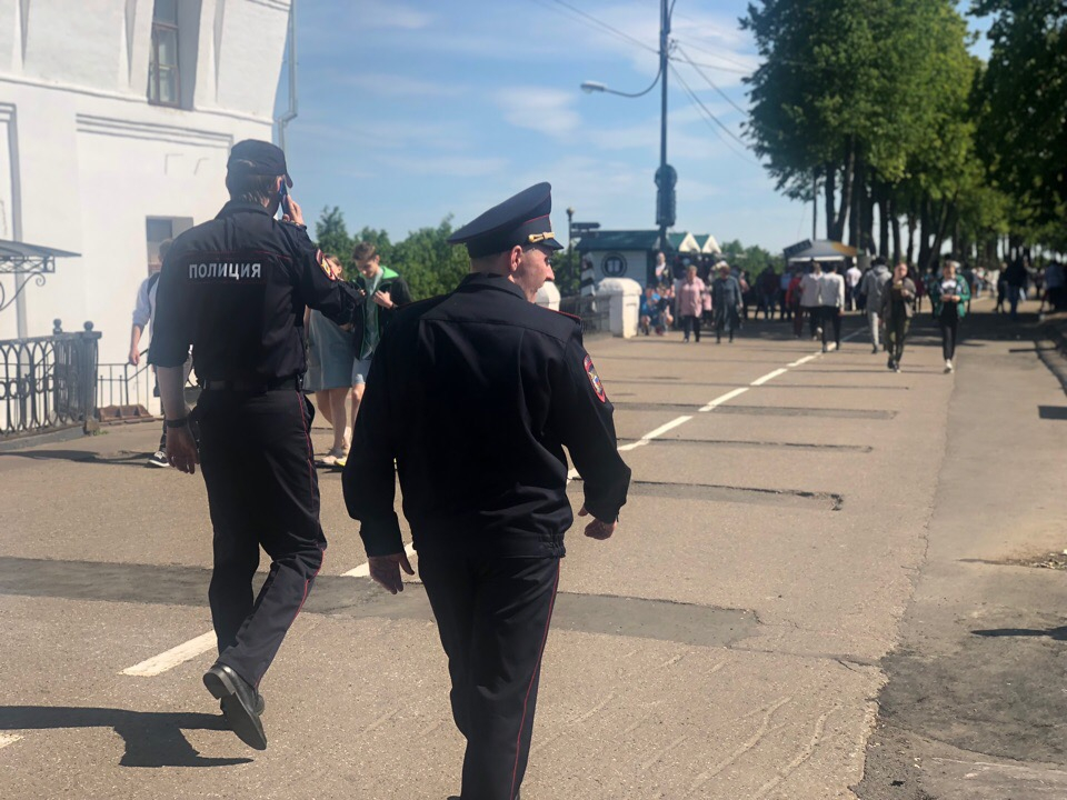 Вырывался и рыдал: ярославцы обсуждают инцидент с задержанным выпускником