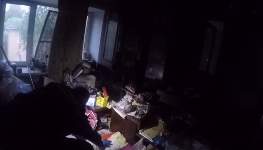 Стонала и звала на помощь: ярославну завалило мусором в собственной квартире.Видео