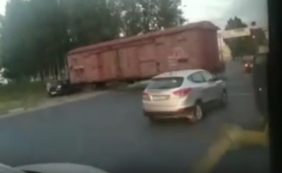 В Ярославле поезд раздавил на путях иномарку: видео