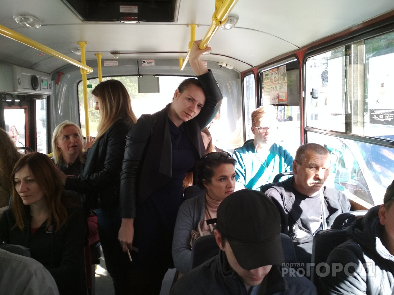 "Льется за шиворот": ярославцы жалуются на автобусы, где нельзя сидеть