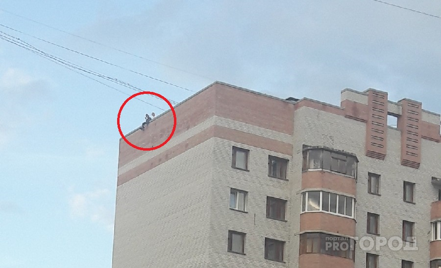 "Они на самом краю": дети играют на крыше десятиэтажки в Ярославле