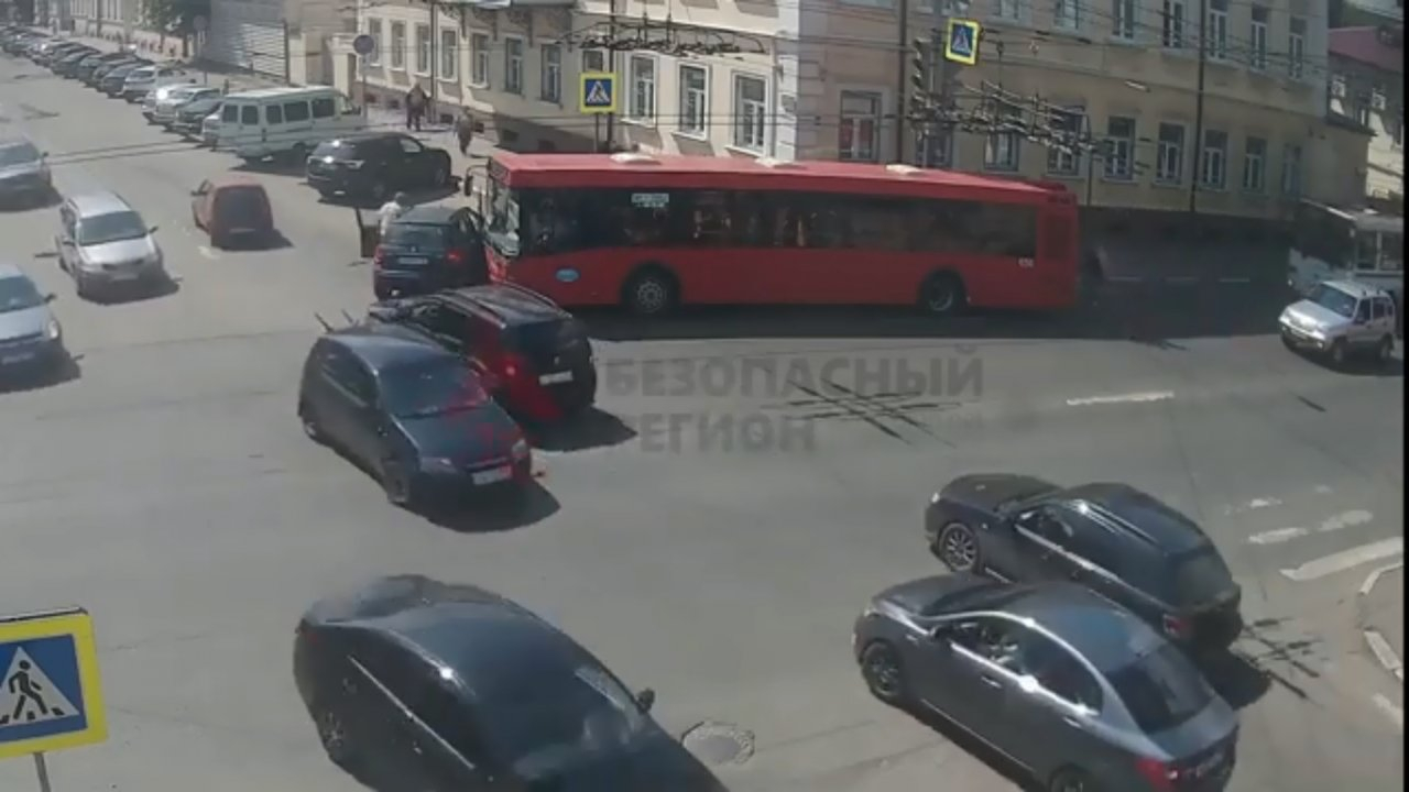 Автобус с людьми протаранил легковушку в центре Ярославля