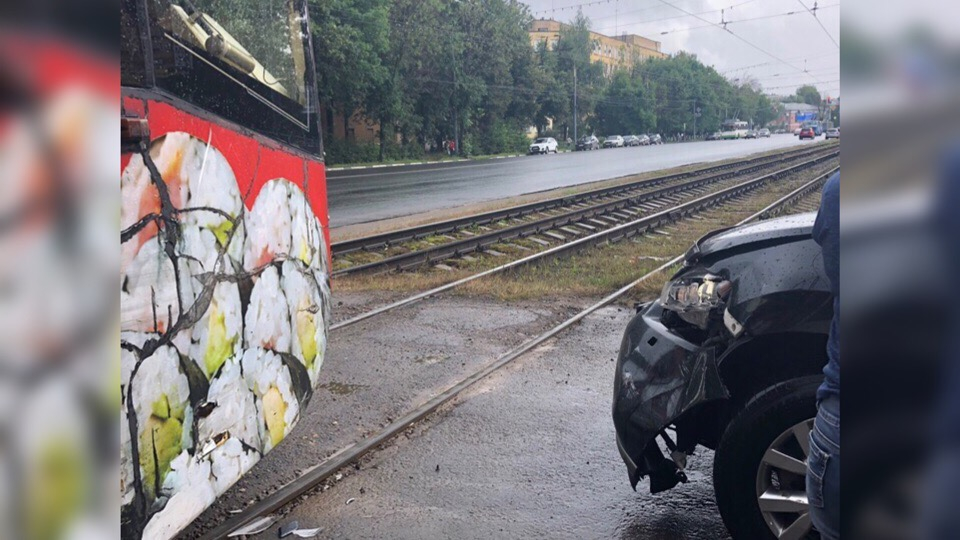 «За рулем-блондинка с телефоном»: в Ярославле из-за ДТП встали трамваи