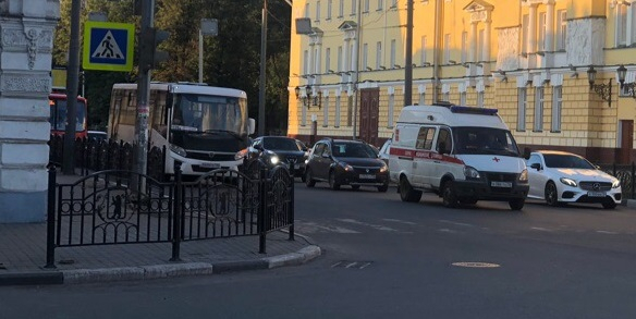 Остолбенели от ужаса: в центре Ярославля автобус сбил пару