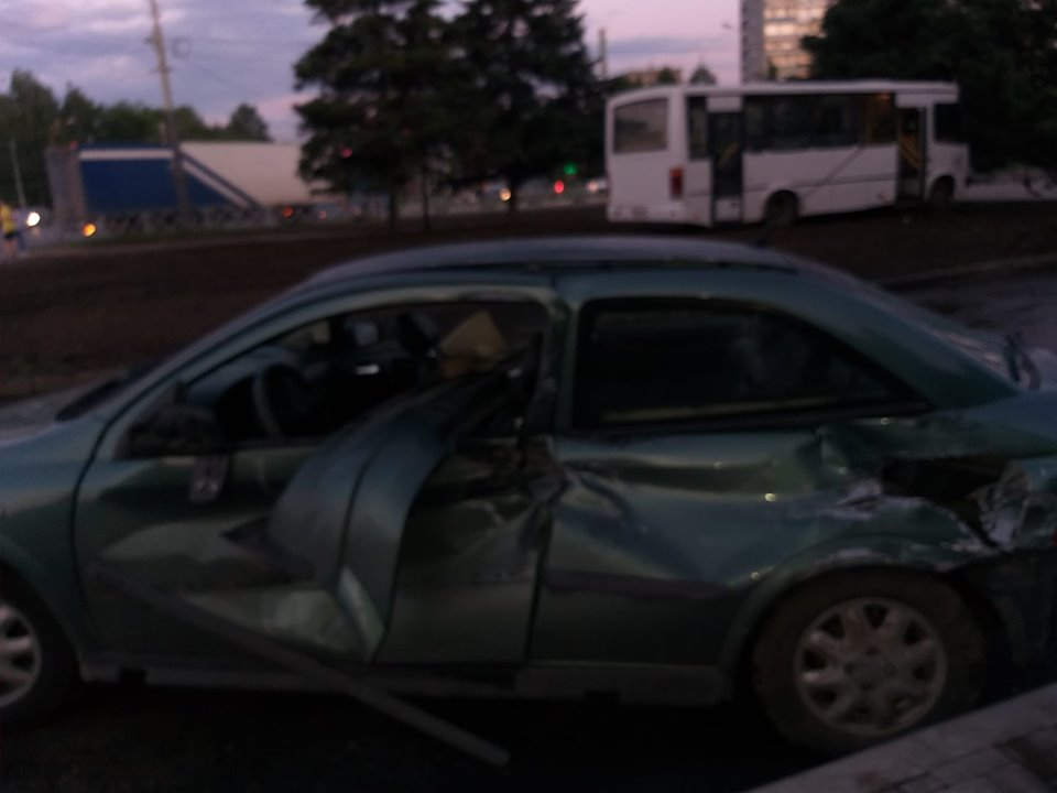 Водитель снес забор и влетел в дерево: пассажиры маршрутки  пострадали в ДТП в Брагино