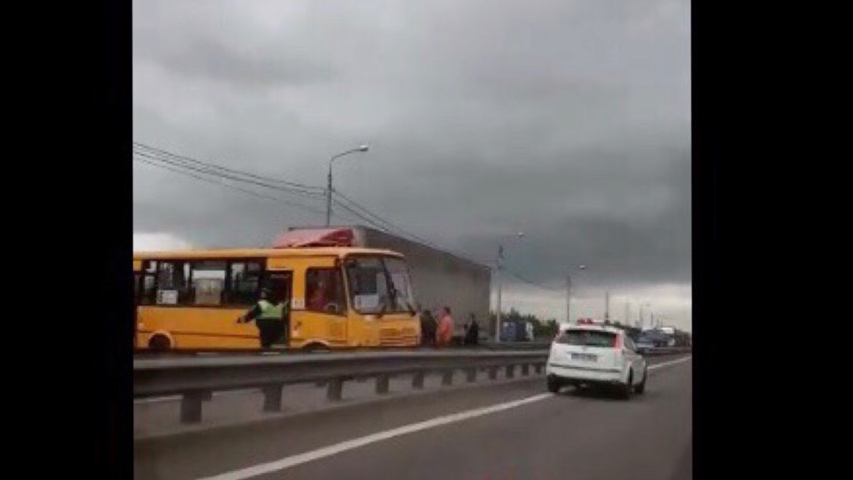 «Движение парализовано»: фура врезалась в автобус номер шесть в Ярославле