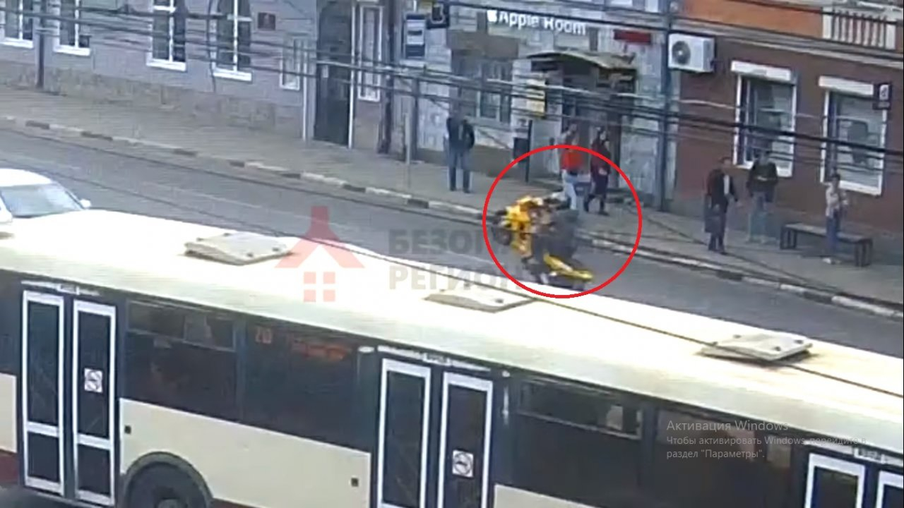Хотел поразить и разбился: ДТП с байкером в центре Ярославля попало на видео