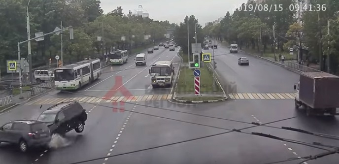 Авто встали в пробку: два внедорожника столкнулись на перекрестке в Ярославле