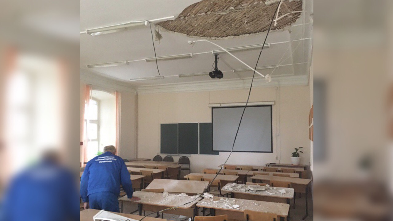 «Спасибо, что не гранит»: в ярославском ВУЗе на студента рухнул потолок