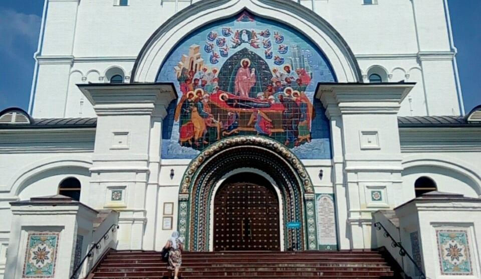 "Храм, как слон": фотограф высмеял главный собор Ярославля, оплаченный москвичами