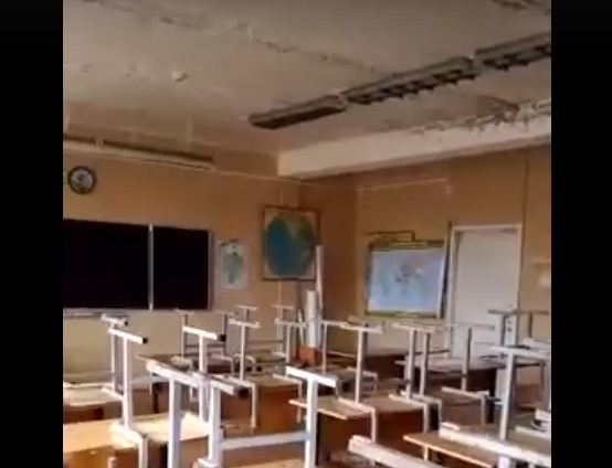Штукатурка валится с потолка: ярославцы рассказали об ужасном ремонте в городской школе