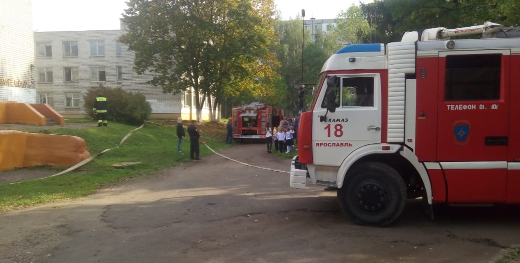 «У детей шок»: видео пожара из ярославской школы