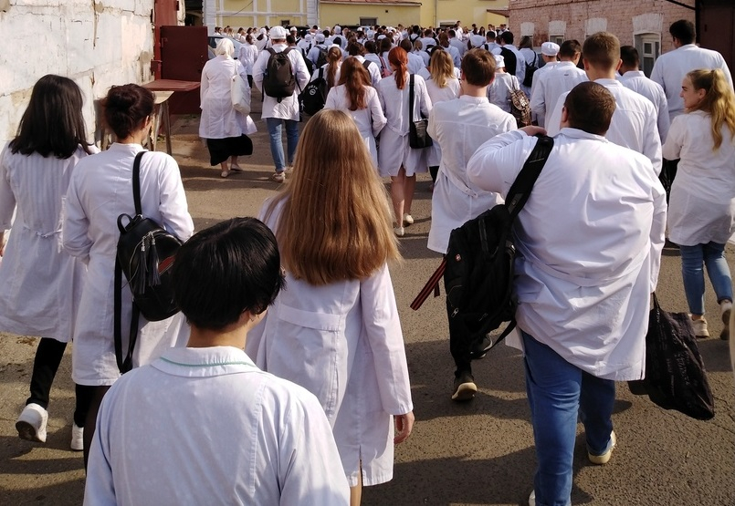 Толпы в белых халатах: в Ярославле эвакуировали медуниверситет