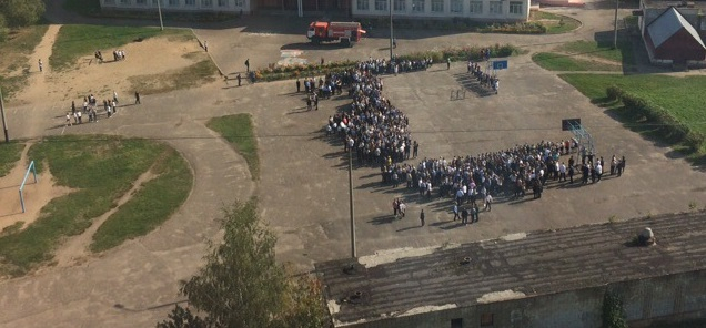 Шлют угрозы в родительские чаты: в Ярославле эвакуировали школу