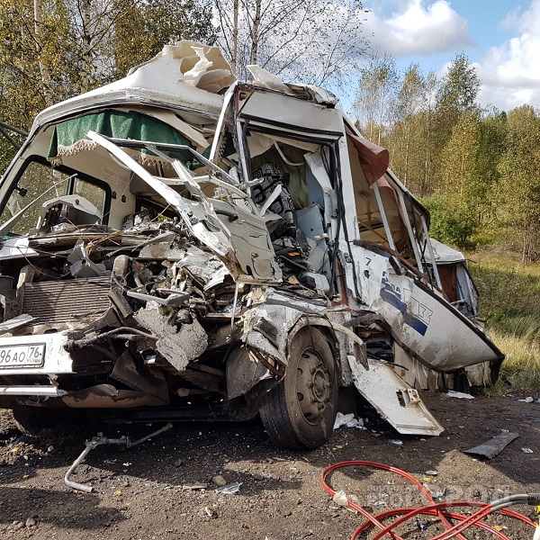 Сидели на дороге и плакали: 7 пассажиров автобуса погибли в ДТП под Ярославлем