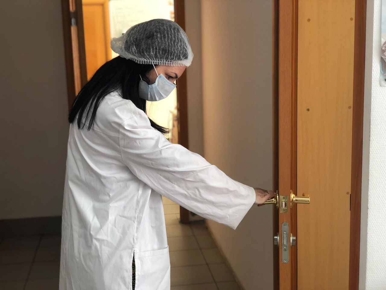 Из-под ножа хирурга на улицу: угрозы пластики раскрыл врач из Ярославля