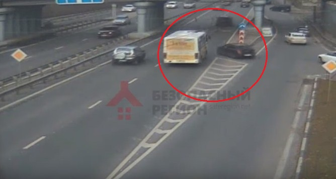 Развернуло на дороге: видео аварии с маршруткой в Ярославле
