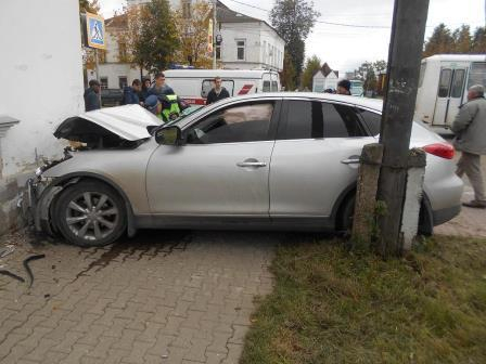Машина "впечаталась" в дом: подробности лобового столкновения под Ярославлем