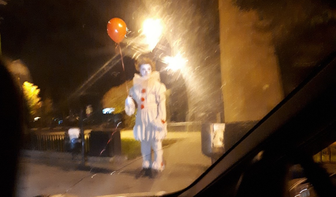 Стоял у дороги в полночь: жуткий клоун Стивена Кинга напугал ярославцев