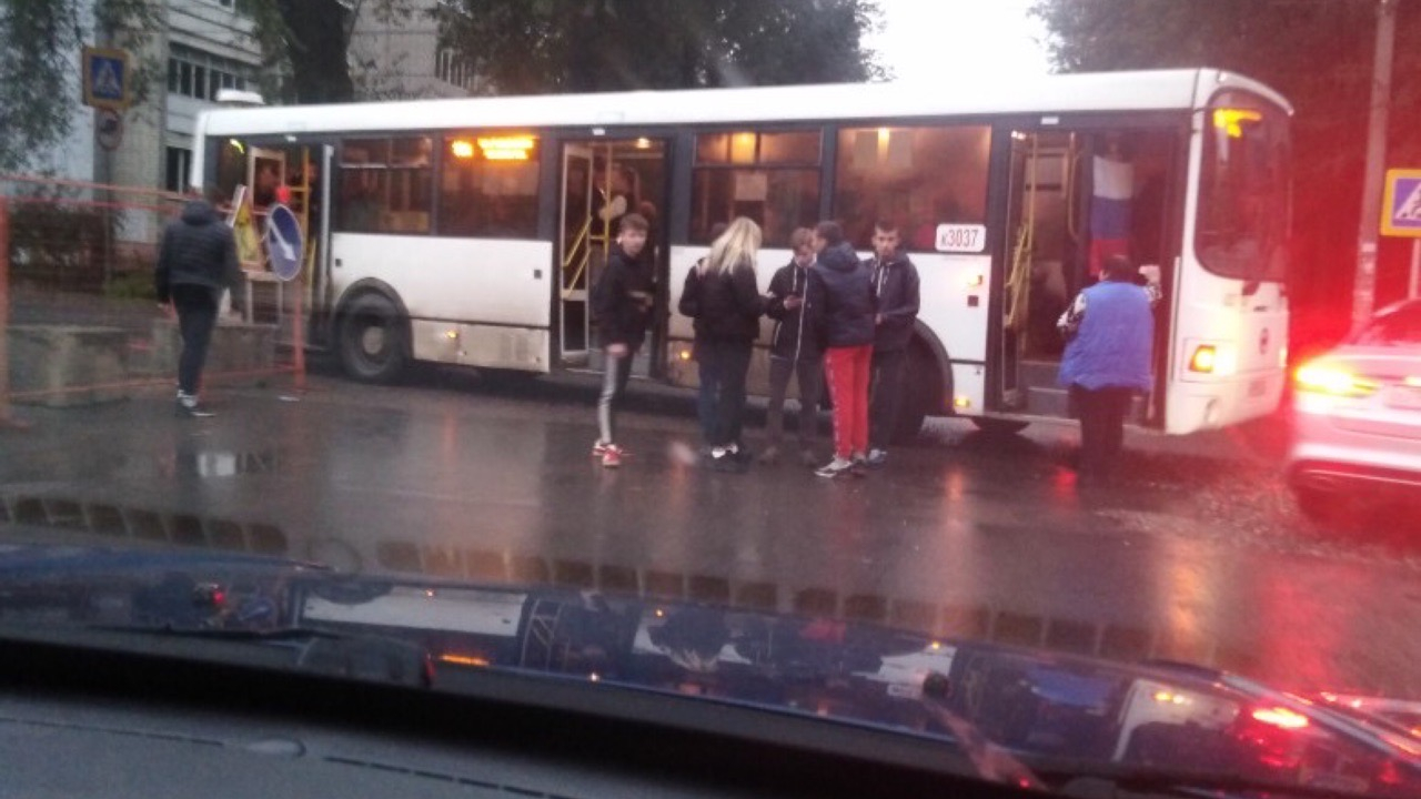 Люди ломанулись к дверям: в Ярославле автобус с пассажирами столкнулся с такси