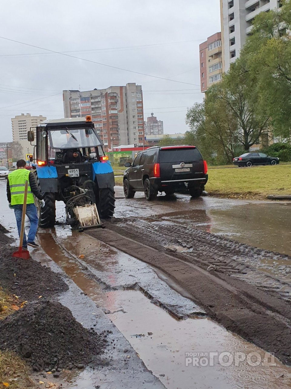 "Им так разрешили": работающих в дождь дорожников "спалили" ярославцы