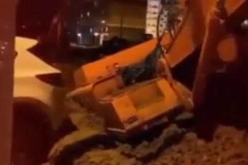 Экскаватор провалился под землю на парковке в Ярославле