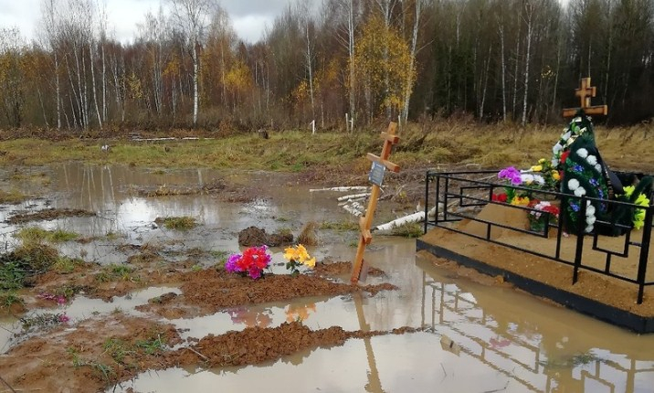 Хоронили в бахилах: об ужасах на кладбищах рассказали ярославцы