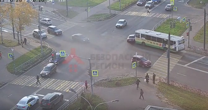 В центре Ярославля автобус с пассажирами протаранил легковушку. Видео