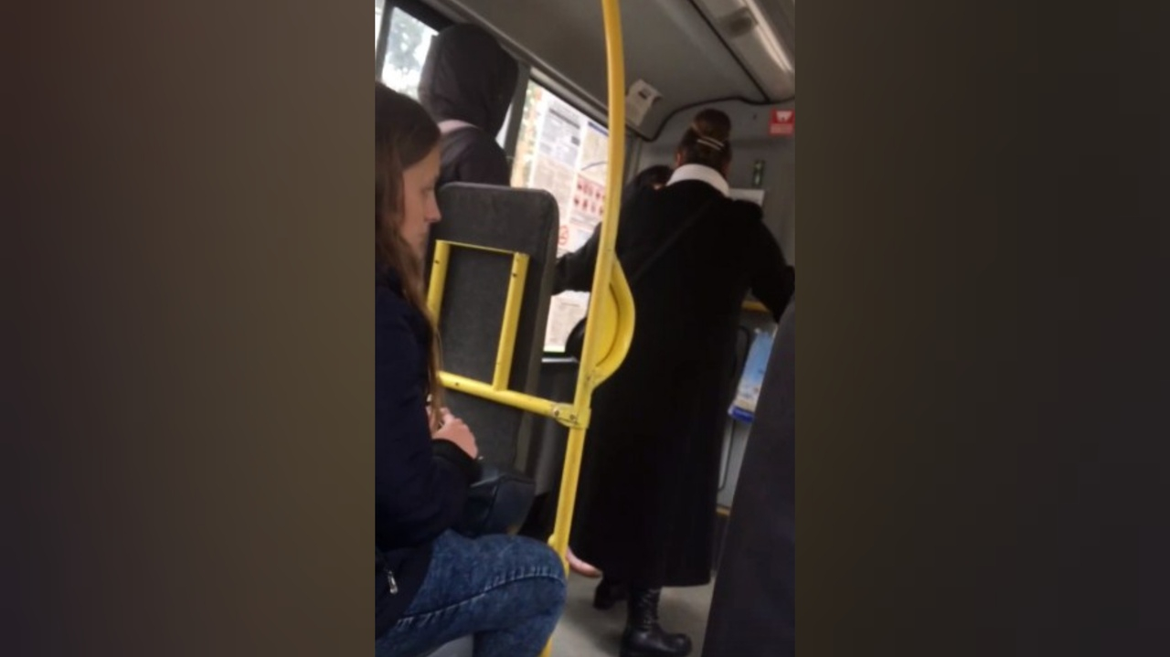"Иди сюда, малолетка": разъяренная ярославна подралась со школьницей в автобусе. Видео
