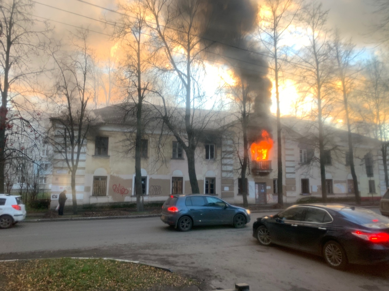 Столб пламени вырвался из окон: подробности пожара в центре Ярославля
