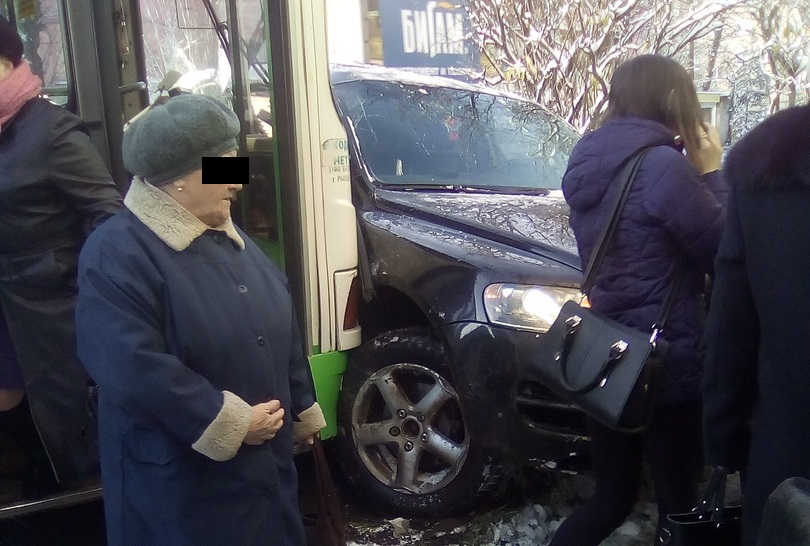 Ее увезла скорая: полный людей автобус врезался во внедорожник под Ярославлем