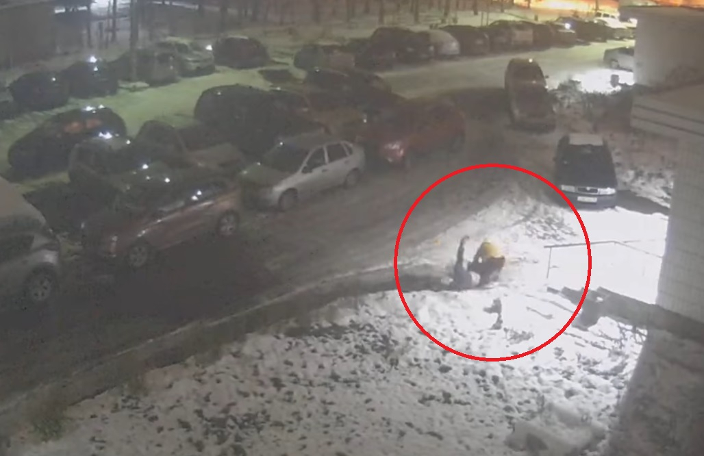 Повалил и пинал в лицо: видео дикого нападения на ярославца появилось в сети