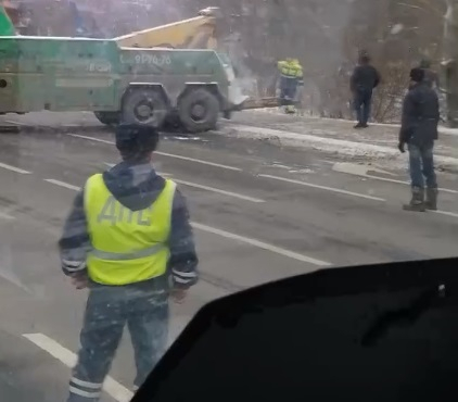 "Рвется трос - погибнут люди": ярославцы оказали в пробке из-за аварии с фурой. Видео