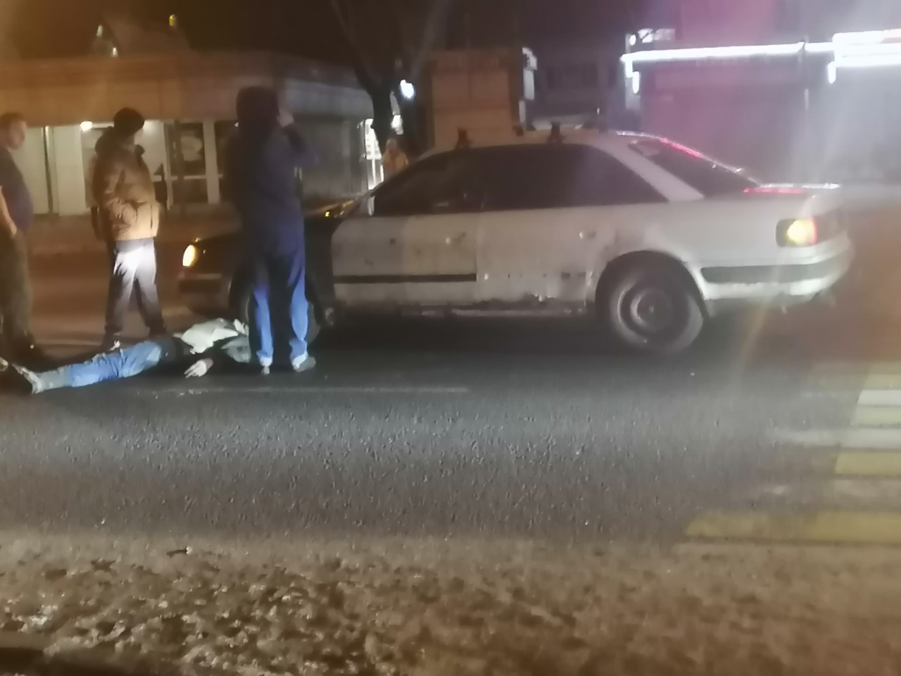 Лежит на ледяном асфальте: ночью в Брагино сбили пешехода