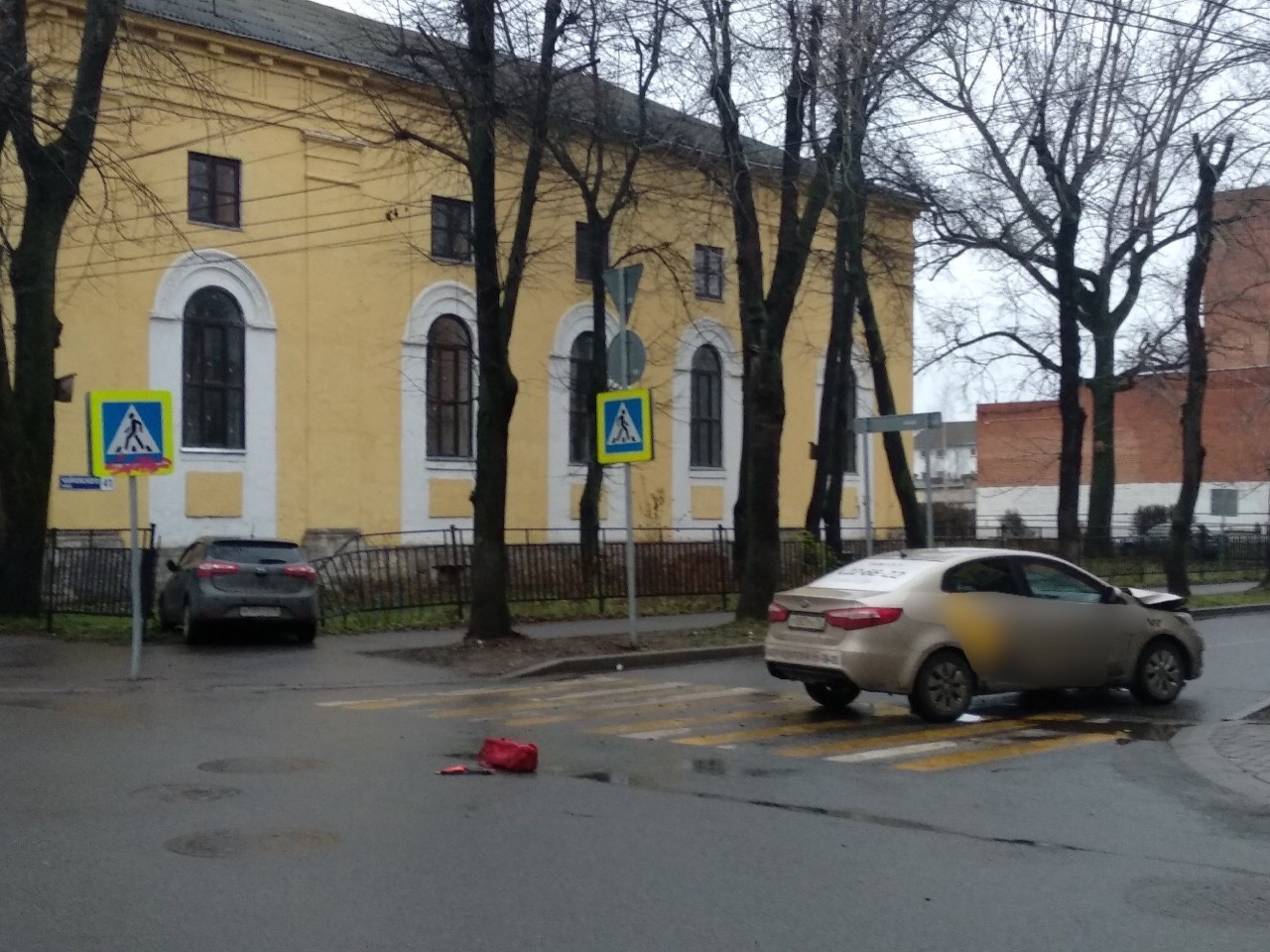 Снесли забор и исчезли: водители устроили ДТП в центре Ярославля и сбежали