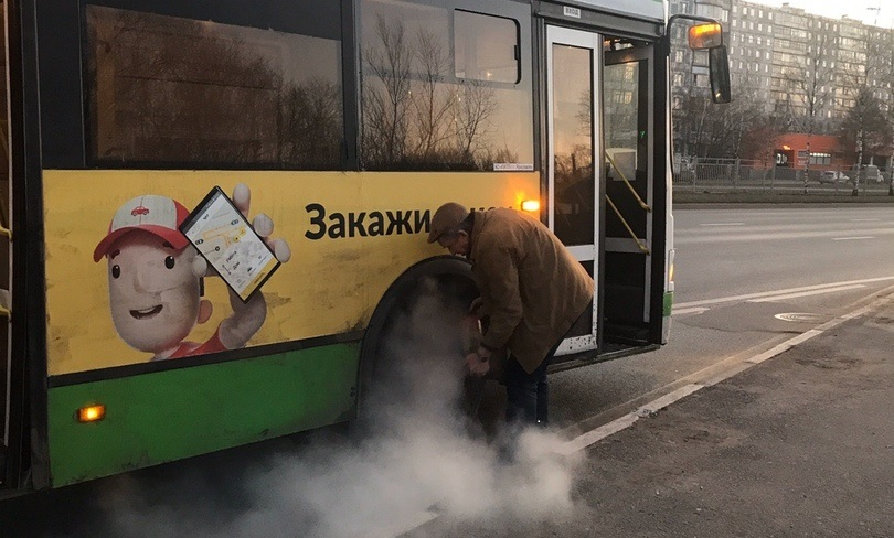 Людей эвакуировали из дымящегося автобуса в Ярославле