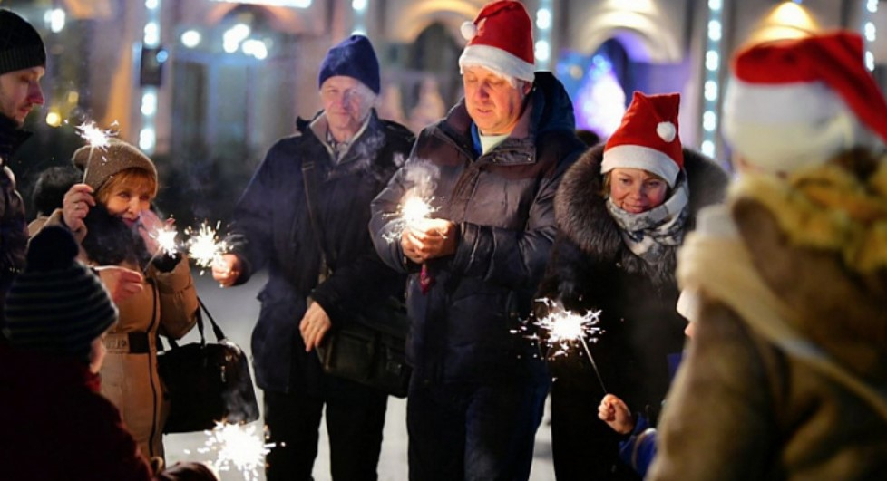 К новогодним каникулам россиян добавят один день: кому повезло