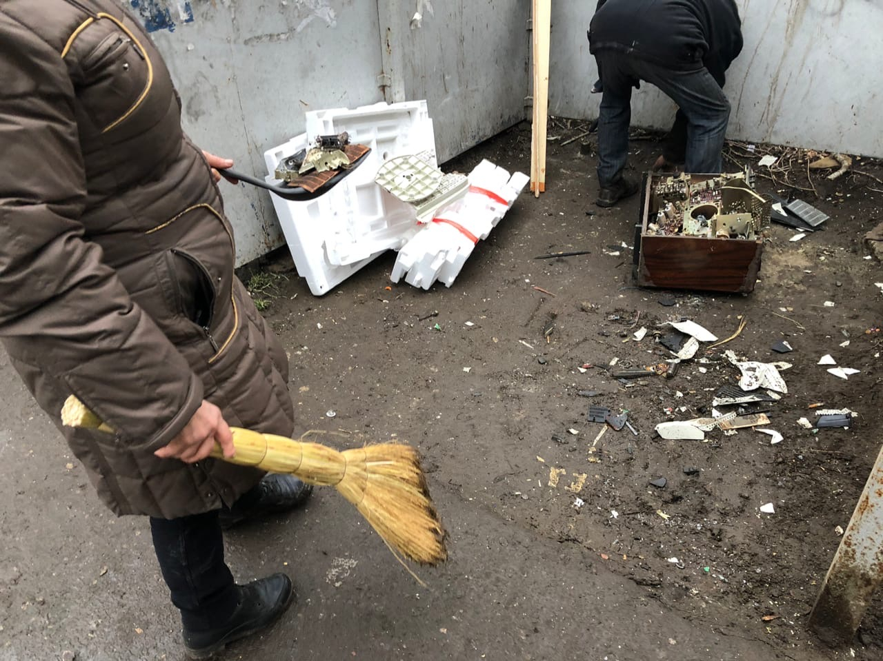Копаемся в мусоре за гроши: коммунальщица рассказала, сколько получают дворники в Ярославле