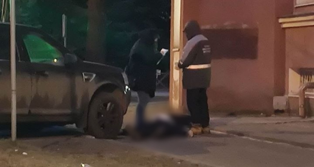 "У него там не дырка в пузе?": сбитый пешеход на тротуаре в центре Ярославля ужаснул горожан