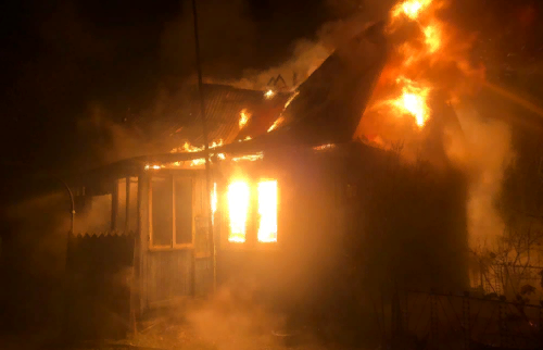 Пламя рвалось через крышу: мужчина погиб в пожаре под Ярославлем
