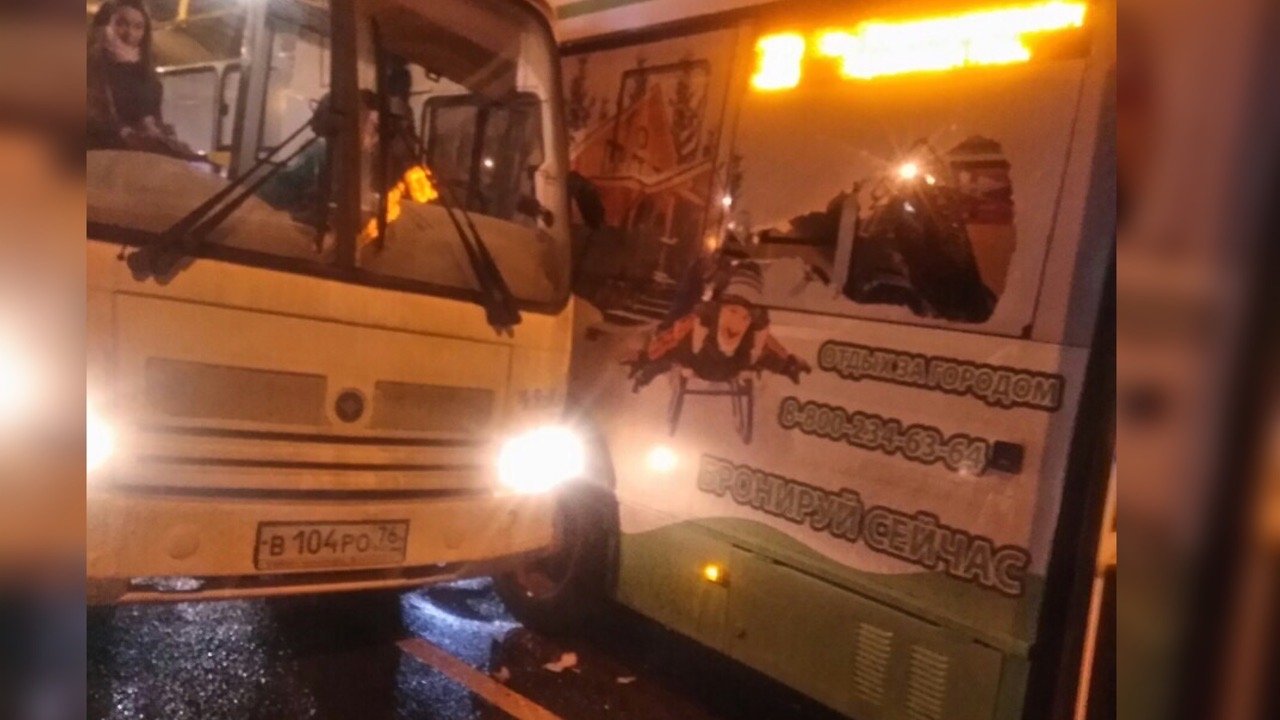 «Стекла попали в глаза и рот»: водитель с телефоном в руках утроил ДТП с автобусом в Ярославле