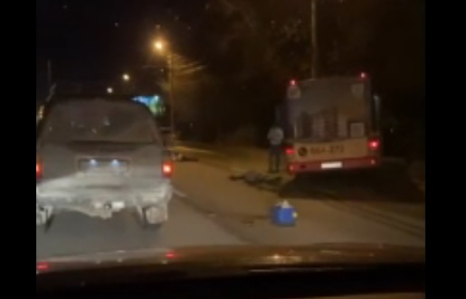 «Лежал на дороге, как труп»: автобус с людьми попал в ДТП в Ярославле