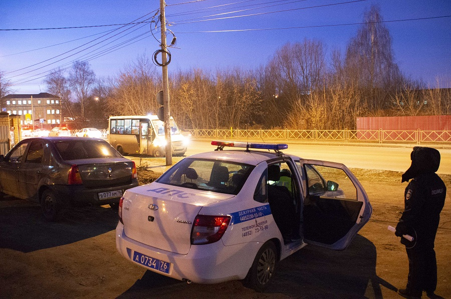 Школьницу увезли на скорой: автоледи сбила ребенка в Ярославле