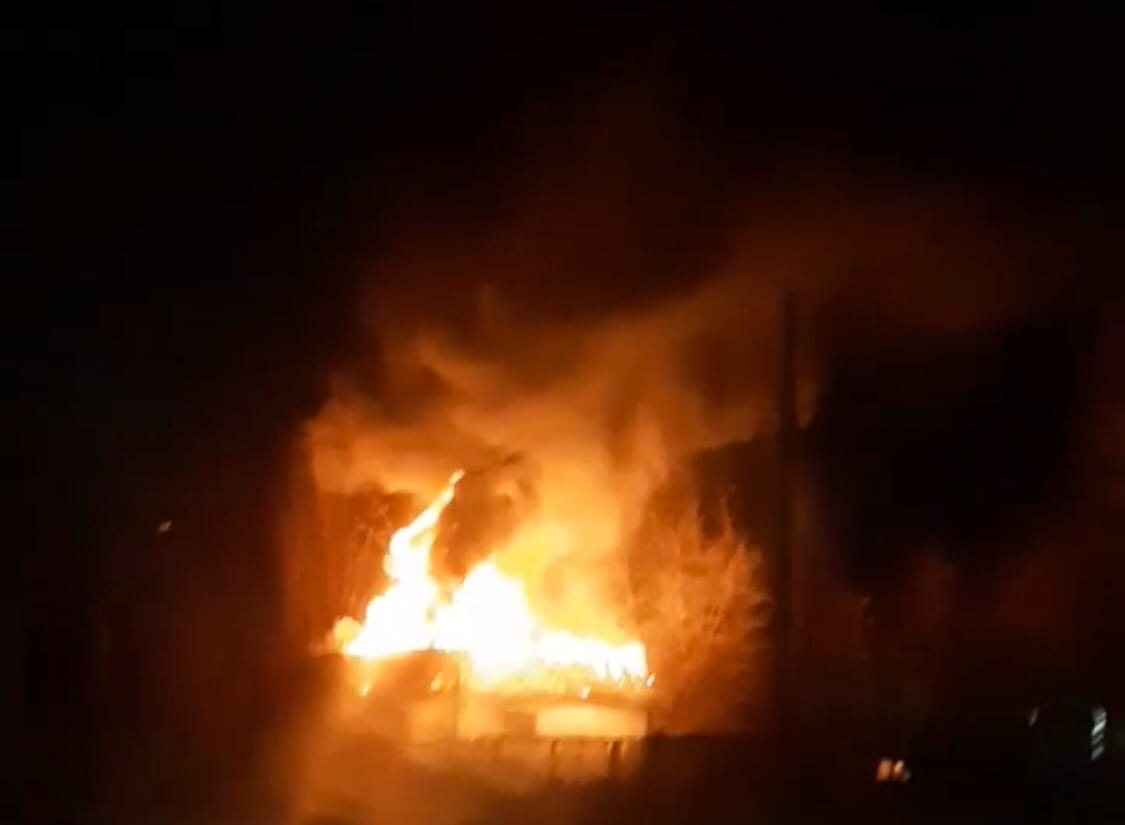 Огненное пламя со стороны заправки: в МЧС рассказали о ночном пожаре в Ярославле