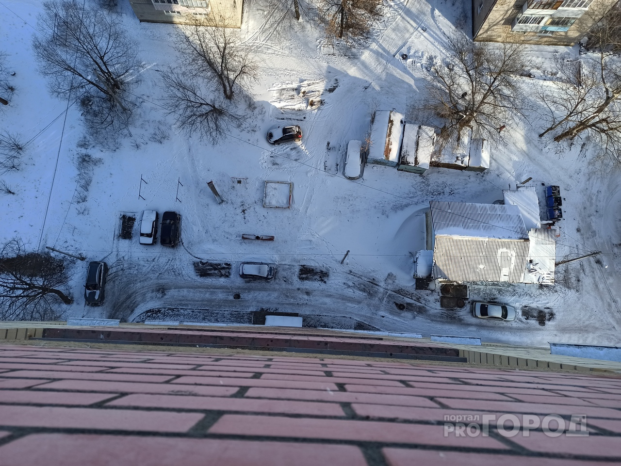 "Ищи меня внизу": что известно о девочке, выпавшей с балкона 19-го этажа на авто в Ярославле