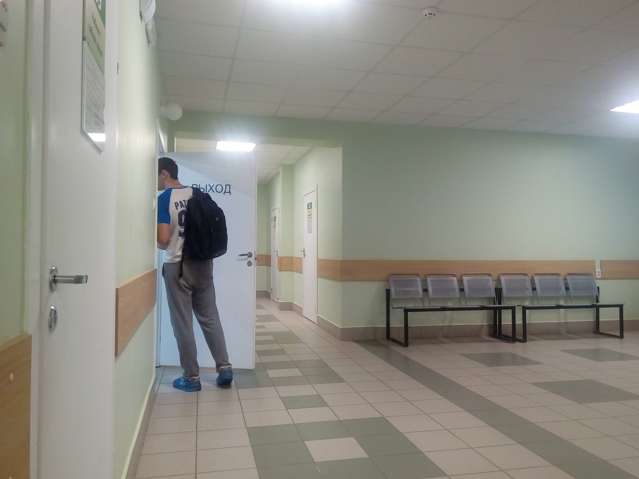 «По грязному полу в носках»: ярославцы устроили бунт из-за платных бахил в больницах